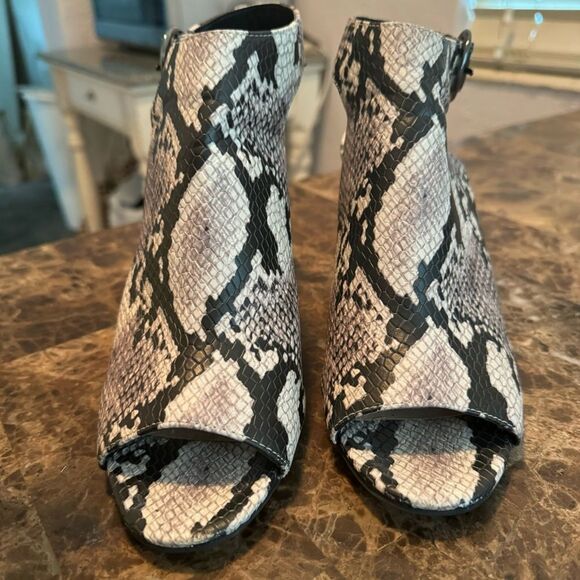 Alfani Heels Size 9.5 Black White Peep Toe 3” Block Heel Snake Print Bootie - Picture 3 of 11